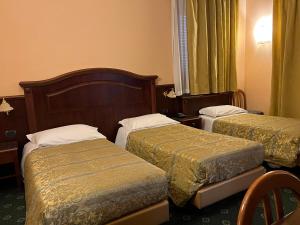 ミラノにあるホテル バルガンナのホテルルーム ベッド2台付