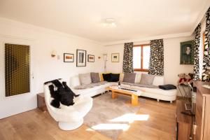 Ein Sitzbereich in der Unterkunft CHALET MARESI