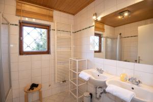 ein Badezimmer mit zwei Waschbecken und einem Spiegel in der Unterkunft CHALET MARESI in Schladming