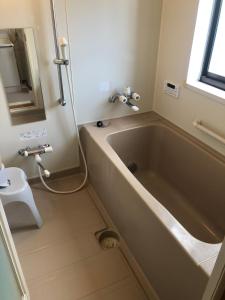 een badkamer met een bad, een toilet en een wastafel bij 今市STAY - NIKKO private house rental only 5 min to station in Nikko
