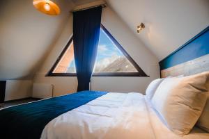 Llit o llits en una habitació de Suatis Resort Kazbegi