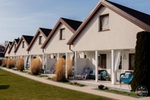 a row of houses at a resort at Luksusowe Domki "ZAWISZA" in Dębki