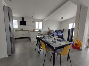 Kuchyňa alebo kuchynka v ubytovaní Family Apartment Marton + 37 fotografií