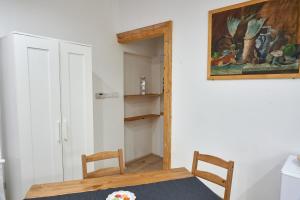 a dining room with a table and a mirror at Krejčovství in Mělník
