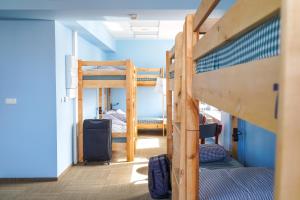 Poschodová posteľ alebo postele v izbe v ubytovaní Hostel Gdańsk Szafarnia 10 Old Town + 36 fotografií