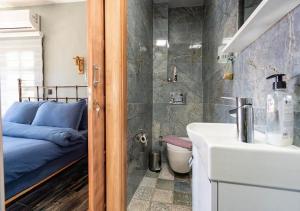 A bathroom at Liman Deluxe Hotel Még 28 kép