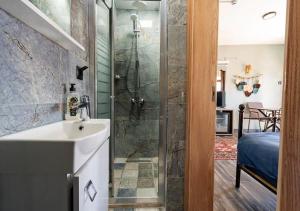 A bathroom at Liman Deluxe Hotel