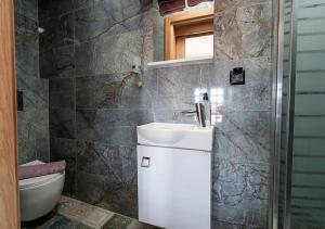A bathroom at Liman Deluxe Hotel
