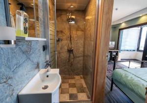 A bathroom at Liman Deluxe Hotel