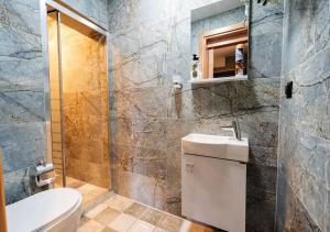 A bathroom at Liman Deluxe Hotel