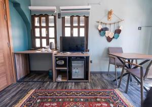 A television and/or entertainment centre at Liman Deluxe Hotel