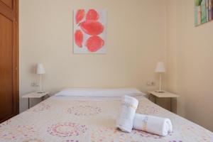 タリファにあるApartamento Tarifa Solのベッドルーム1室(ベッド1台、タオル2枚付)