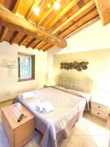 a bedroom with a bed and a table at B&B Alloro in Capannori