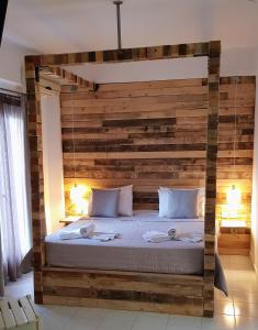 Postel nebo postele na pokoji v ubytování Anemos Hotel