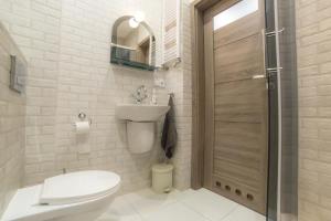 Un baño con inodoro, lavabo y ducha. en Noclegi na Ogrodowej, en Sandomierz