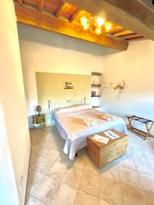 a small bathroom with a sink and a bathtub at B&B Alloro in Capannori