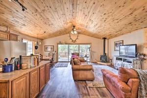 uma ampla sala de estar com um sofá e uma cozinha em 4-Season Mountain Escape with Breathtaking View! em Cotopaxi