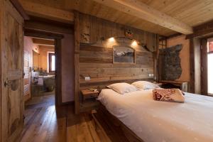 A bed or beds in a room at La Luge