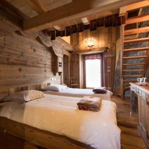 A bed or beds in a room at La Luge