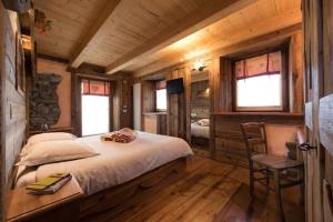 A bed or beds in a room at La Luge