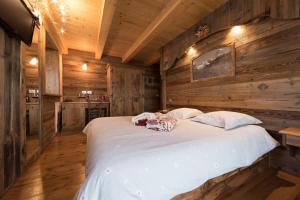 A bed or beds in a room at La Luge