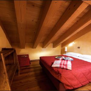 A bed or beds in a room at La Luge