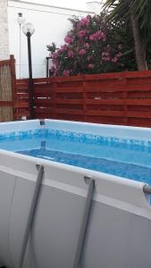 Un grand bain à remous est installé à côté d'une clôture. dans l'établissement CASA BALICE, à Monopoli