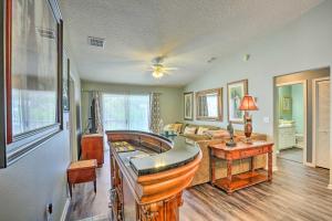 Fotografie z fotogalerie ubytování Cheery Condo with Community Pool and Waterslide! v destinaci Pine Bluff