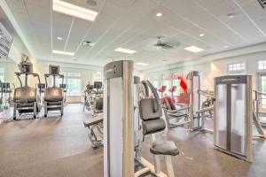 Fitness centrum a/nebo fitness zařízení v ubytování Cheery Condo with Community Pool and Waterslide!