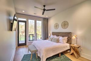 Un pat sau paturi într-o cameră la Riverfront Heber Springs Home with Dock and Slip!