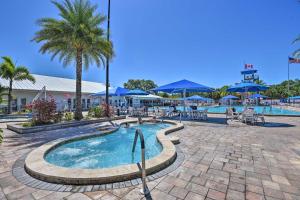 Басейн в или близо до Sarasota Home with Full Resort Amenity Access!