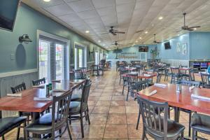 Ресторант или друго място за хранене в Sarasota Home with Full Resort Amenity Access!