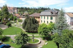 een park met een fontein in het midden van een stad bij The 5 continents III - Premium appartment by Stay Swiss in Porrentruy