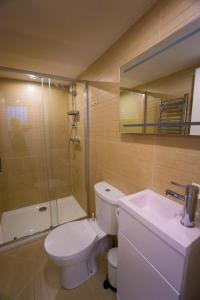 Bilik mandi di Largigi Rooms, Close to the Beach and Town Centre, Parking available