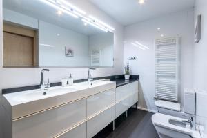 Łazienka w obiekcie NEW! Lovely 3-Bedroom Loft in Bilbao