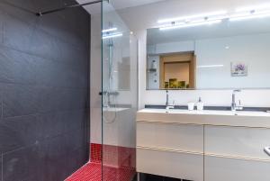Łazienka w obiekcie NEW! Lovely 3-Bedroom Loft in Bilbao