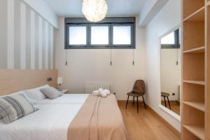 Łóżko lub łóżka w pokoju w obiekcie NEW! Lovely 3-Bedroom Loft in Bilbao