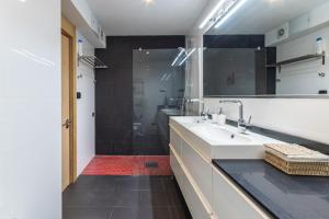 Łazienka w obiekcie NEW! Lovely 3-Bedroom Loft in Bilbao