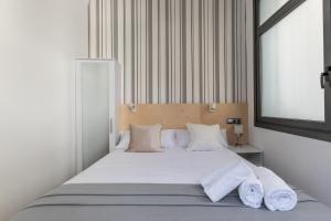 Łóżko lub łóżka w pokoju w obiekcie NEW! Lovely 3-Bedroom Loft in Bilbao