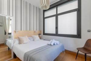 Łóżko lub łóżka w pokoju w obiekcie NEW! Lovely 3-Bedroom Loft in Bilbao