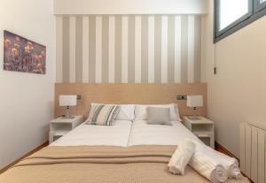 Łóżko lub łóżka w pokoju w obiekcie NEW! Lovely 3-Bedroom Loft in Bilbao