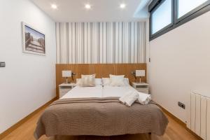 Łóżko lub łóżka w pokoju w obiekcie NEW! Lovely 3-Bedroom Loft in Bilbao