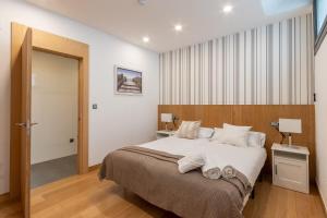 Łóżko lub łóżka w pokoju w obiekcie NEW! Lovely 3-Bedroom Loft in Bilbao