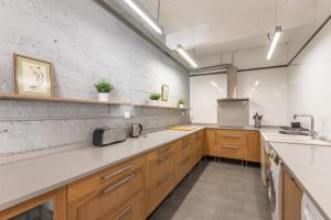 Kuchnia lub aneks kuchenny w obiekcie NEW! Lovely 3-Bedroom Loft in Bilbao