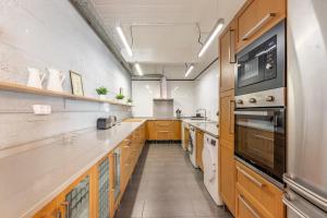 Kuchnia lub aneks kuchenny w obiekcie NEW! Lovely 3-Bedroom Loft in Bilbao