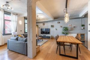 salon z kanapą i stołem w obiekcie NEW! Lovely 3-Bedroom Loft in Bilbao w mieście Bilbao