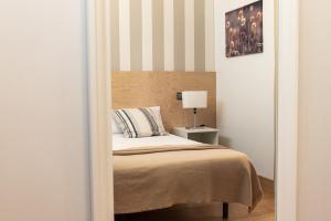 Łóżko lub łóżka w pokoju w obiekcie NEW! Lovely 3-Bedroom Loft in Bilbao