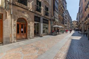 brukowana ulica w mieście, gdzie ludzie po niej idą. w obiekcie NEW! Lovely 3-Bedroom Loft in Bilbao w mieście Bilbao