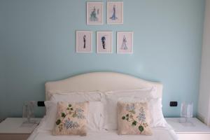 A bed or beds in a room at Madeleine apartments - Appartamento di charme