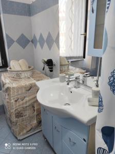 y baño con lavabo y espejo. en Alcivico26 en Alghero